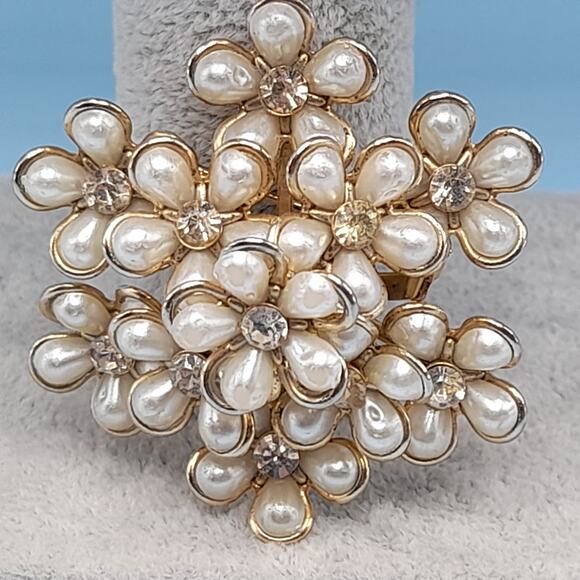 Vintage Coro Faux Pearl Flower Brooch, Clear Rhinestones, 1950s, 2 Inches - Picture 8 of 12